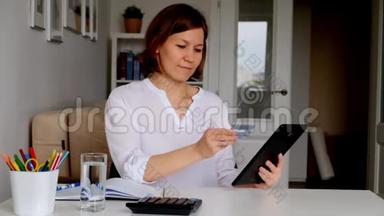 女人通过网络订餐，在线付费